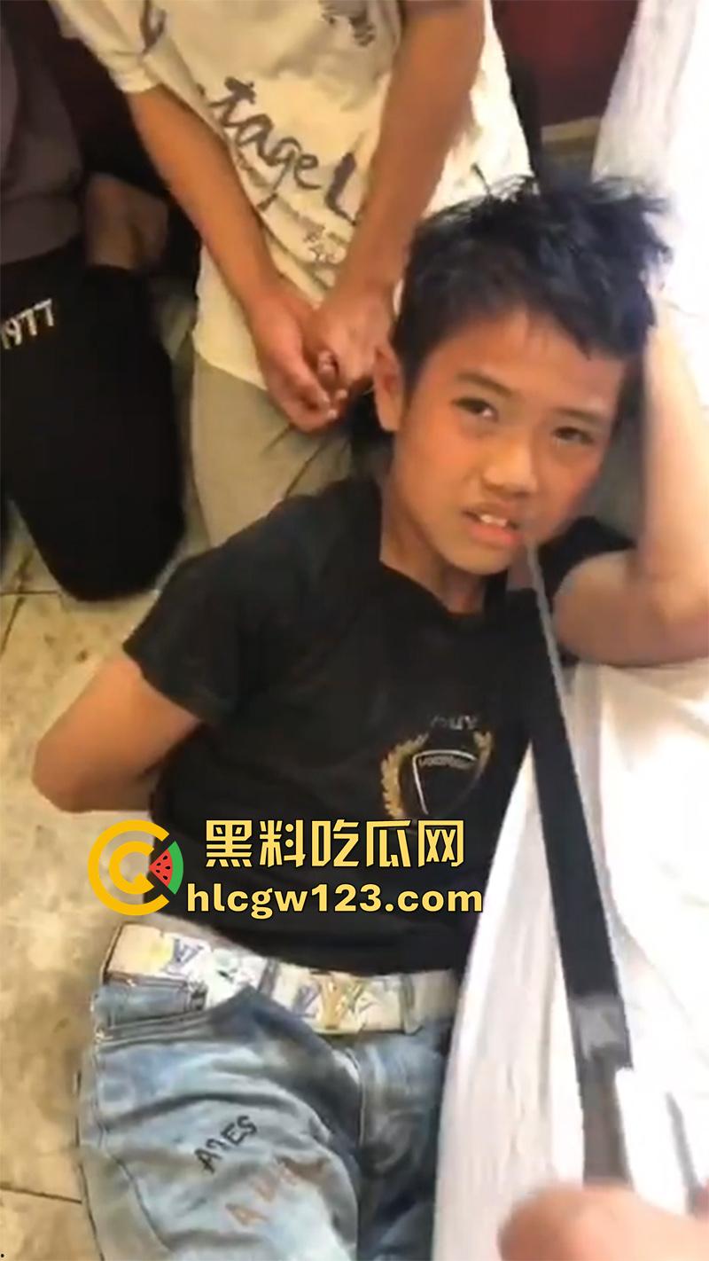 广东最怂精神小伙,被人霸凌吓尿裤子,就这点逼胆还出来混,后面跪着那俩更惨人熊熊一窝啊!-6