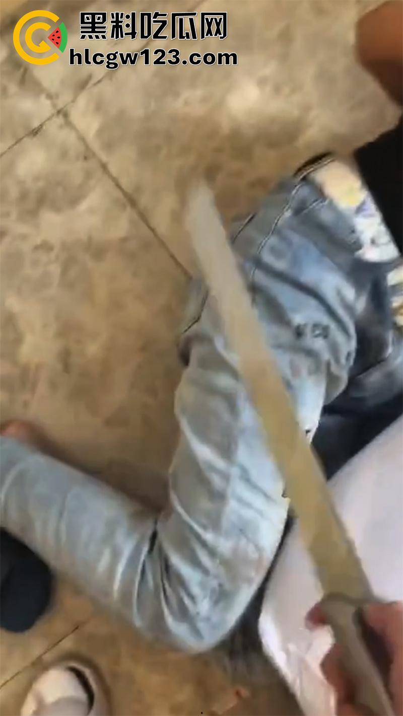 广东最怂精神小伙,被人霸凌吓尿裤子,就这点逼胆还出来混,后面跪着那俩更惨人熊熊一窝啊!-7