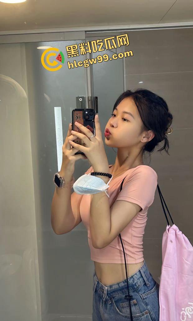 抖音清纯嫩妹反差学生妹『Jessic』私底下酒店约炮会员大哥,粉色上衣塞满后怼嫩逼!独家曝光流出!-2