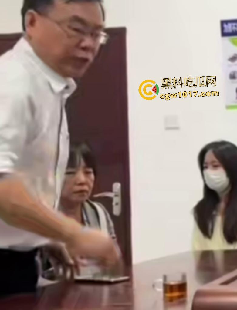 校服到婚纱恋爱14年换绿帽悲剧，原配抓包老公小三开房，小三发蕾丝照勾引众男，小三父母被骂得哑口无言！-3