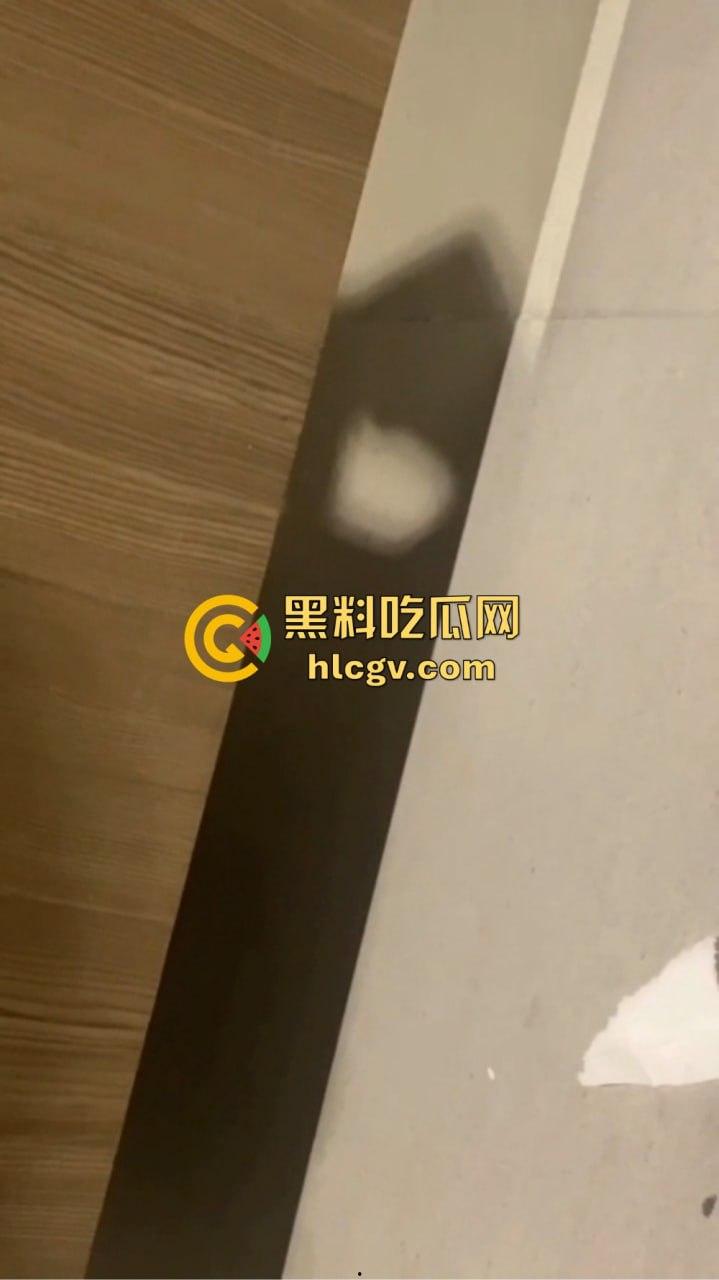 广州白云机场卫生间惊见哥们导管!上飞机前来一发图个睡得香?影子拍了40秒,这哥们结束直接收场!-5