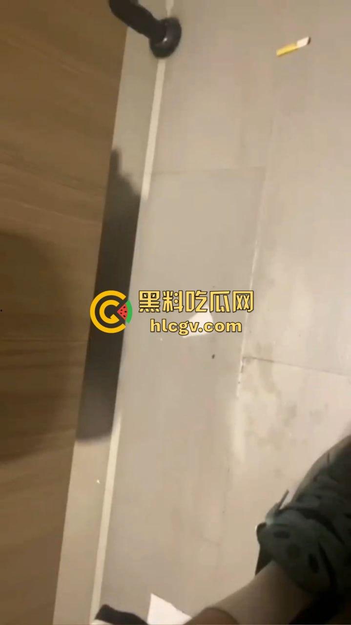 广州白云机场卫生间惊见哥们导管!上飞机前来一发图个睡得香?影子拍了40秒,这哥们结束直接收场!-6
