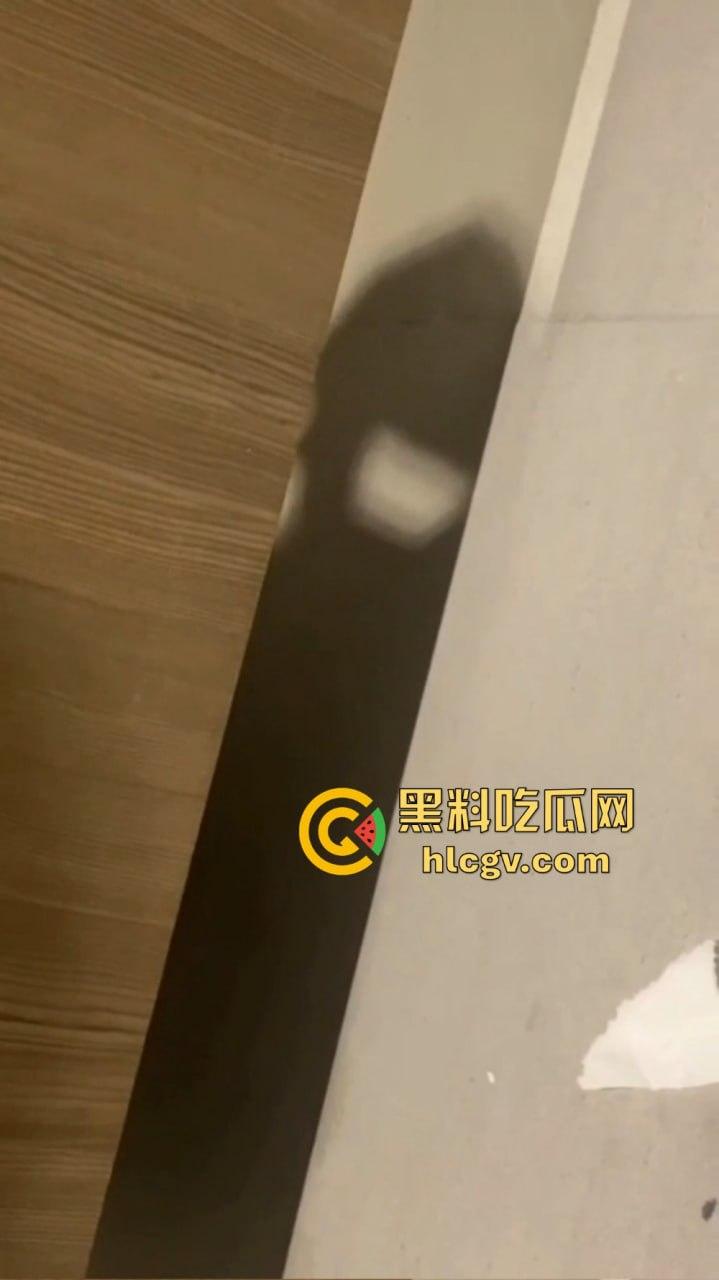 广州白云机场卫生间惊见哥们导管!上飞机前来一发图个睡得香?影子拍了40秒,这哥们结束直接收场!-7