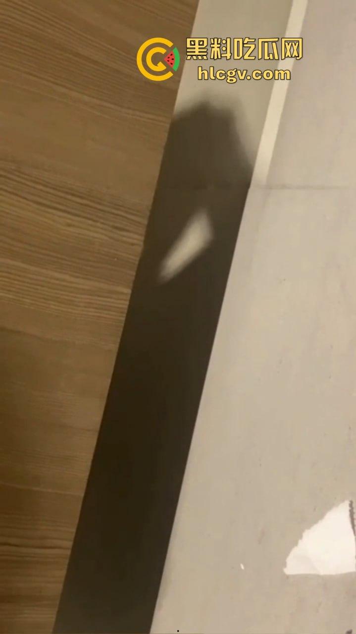 广州白云机场卫生间惊见哥们导管!上飞机前来一发图个睡得香?影子拍了40秒,这哥们结束直接收场!-8