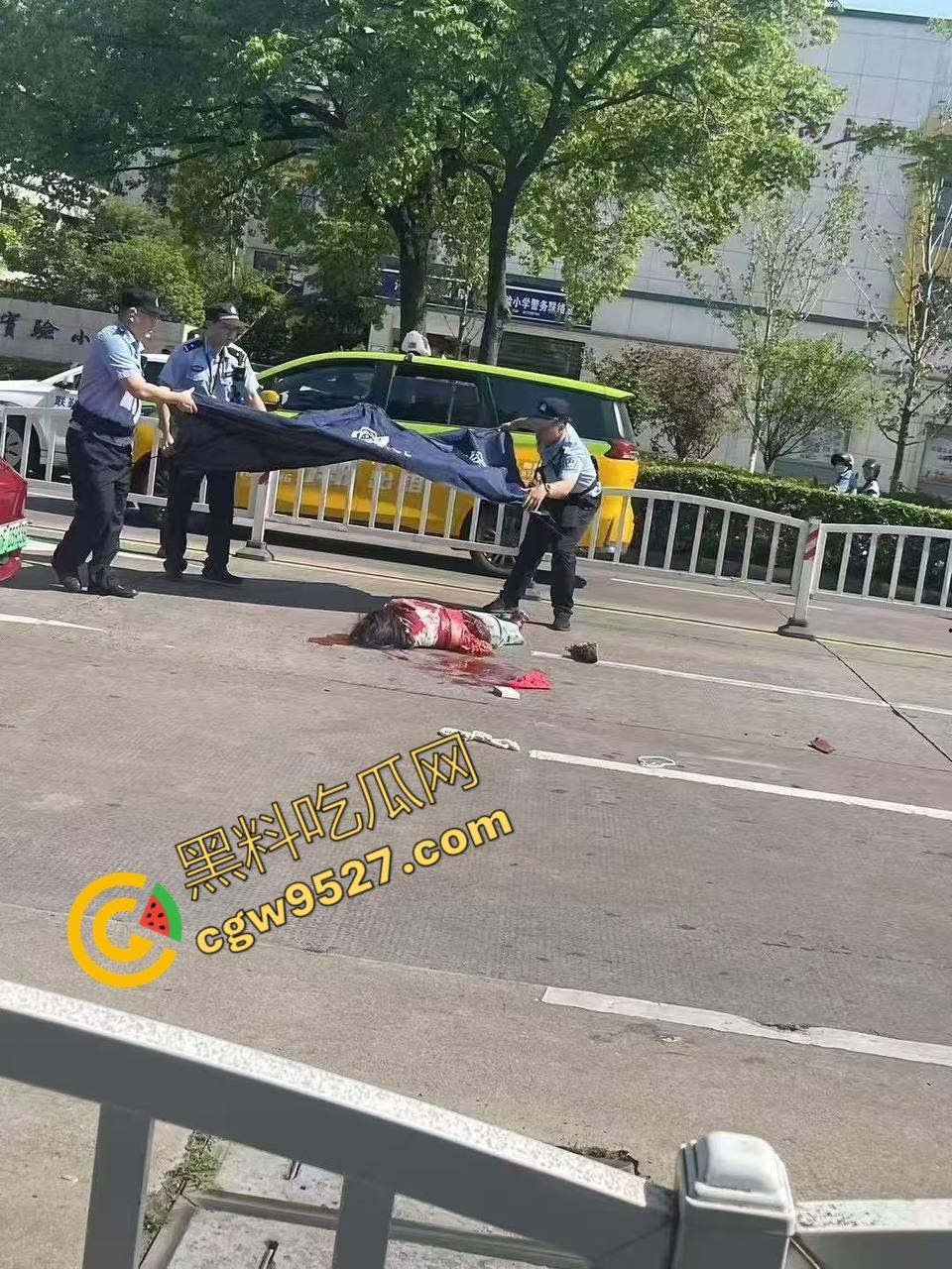 海宁街头惊现杀人割头恐怖画面！凶手带着手套十分专业当众杀人，现场血流一地，受害人当场死亡-8