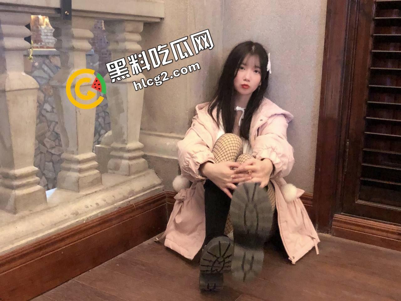 满脸胶原蛋白的高颜值反差婊『李瑜』摆着X腿站立后入 被金主调教成爬行母狗 私拍泄密流出！-1