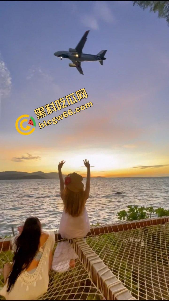 四川泸州双飞巅峰现场曝光,网红脸姐妹花主动献逼叠罗汉,一晚连干七次,猛男操疯成神!-2