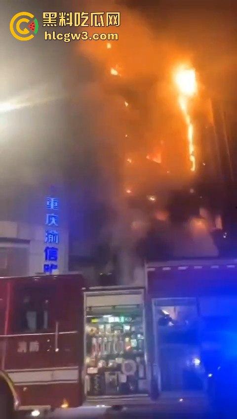 重庆南坪江南装饰城突发火灾!火光冲天令人心惊,愿所有人都能平安无事!-3