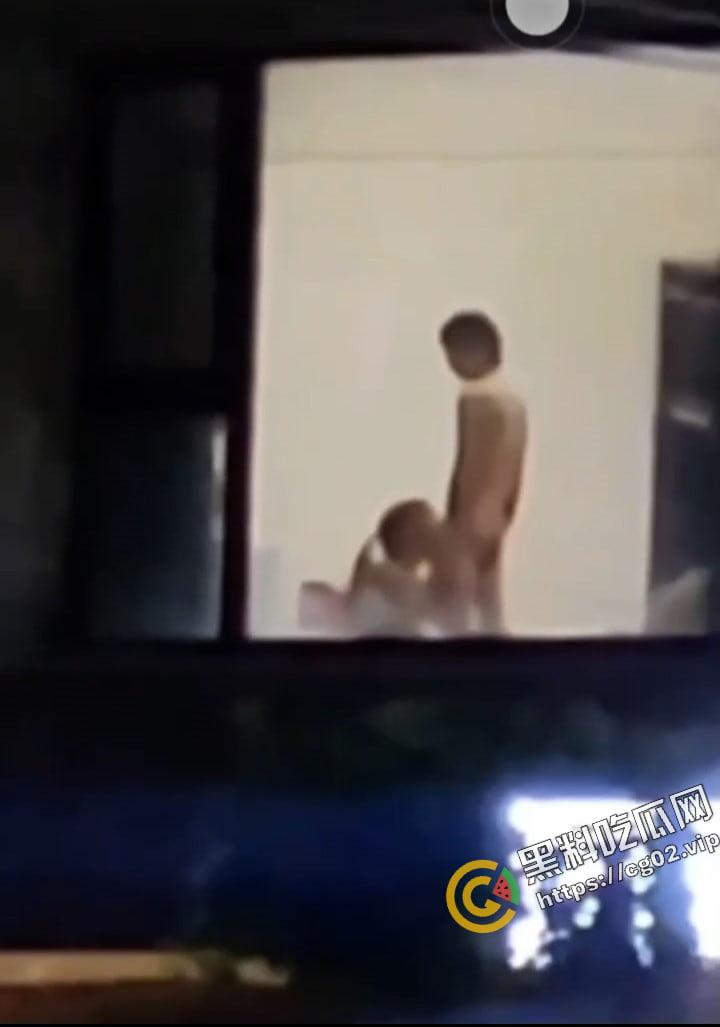 项城国宾暮云酒店 二楼落地窗前情侣上演活春宫 后入爆操双马尾小萝莉 被路人偷拍疯传-5