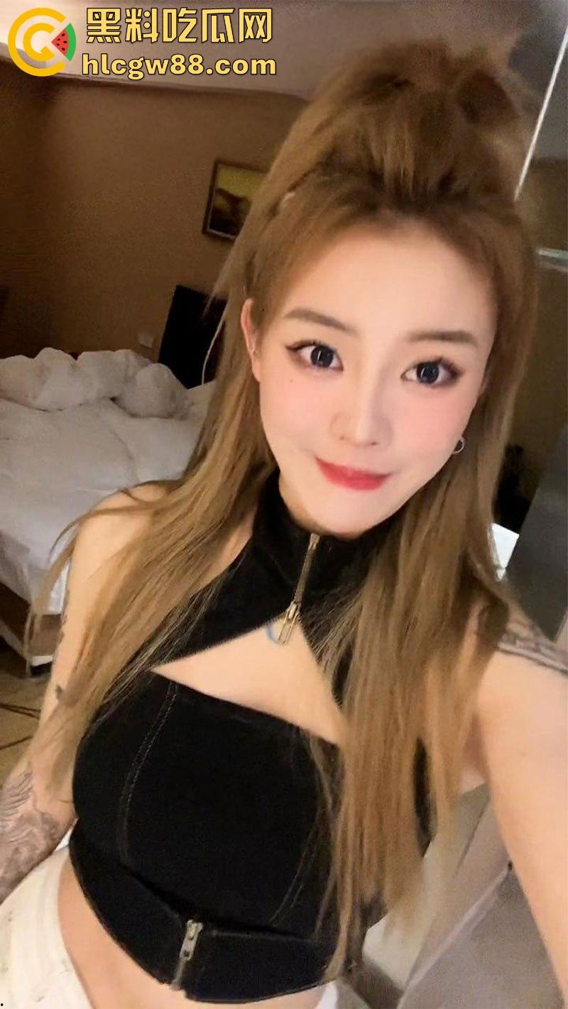 抖音极品网红【DJ美羊羊】公交车精盆名不虚传,被金主暴力抽插口交,舔完大鸡巴再被中出!-4