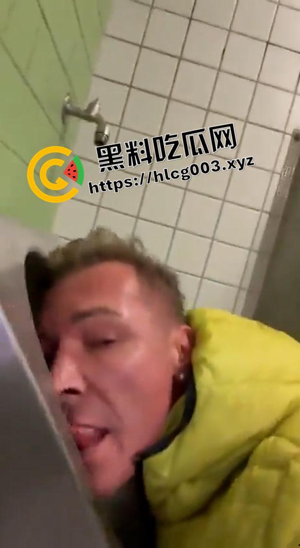 恶心到推特删帖!德国政客公共厕所舔马桶 嗦马桶刷子 太变态了-1