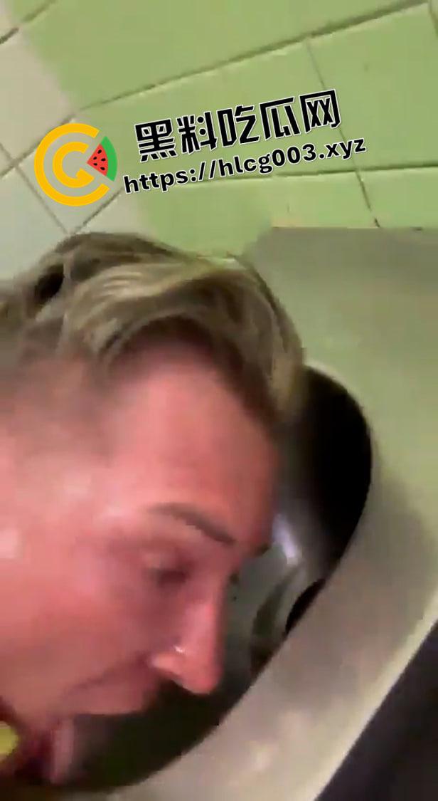 恶心到推特删帖!德国政客公共厕所舔马桶 嗦马桶刷子 太变态了-3