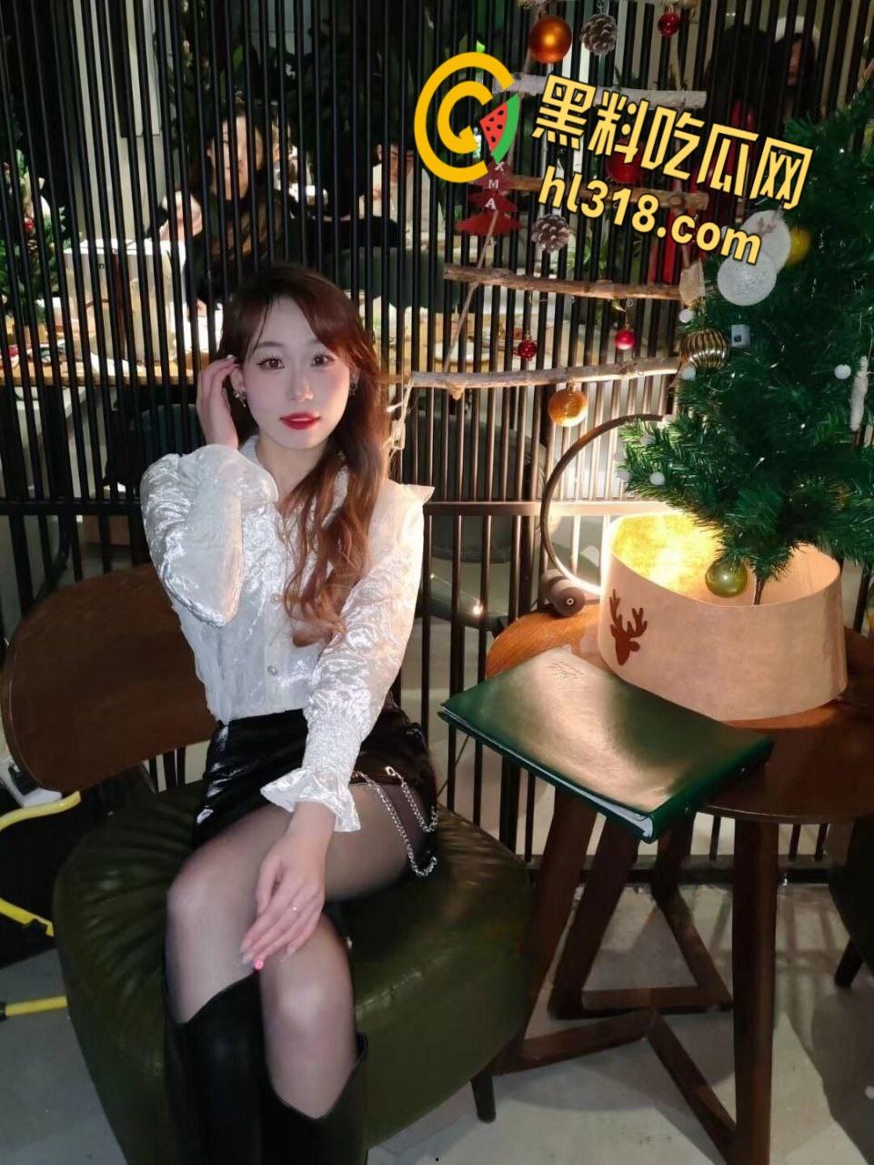 河南省极品骚母狗【涵涵】，与哥哥乱伦不过瘾，闺蜜男友轮番上阵，三洞齐开爽翻天，私生活糜烂到令人咋舌 !-2