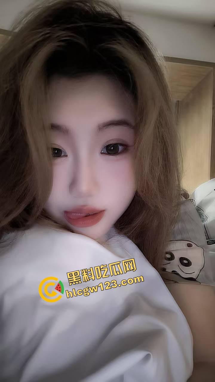 群友爆料前女友【宋蒨】JK黑丝公交车，02年小骚货不上班专靠男人养，两年感情换一顶绿帽！-1