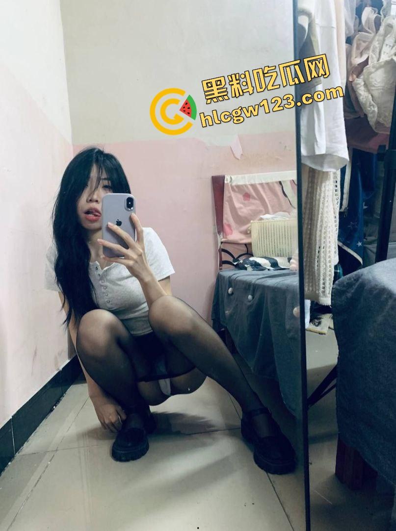 群友爆料前女友【宋蒨】JK黑丝公交车，02年小骚货不上班专靠男人养，两年感情换一顶绿帽！-20