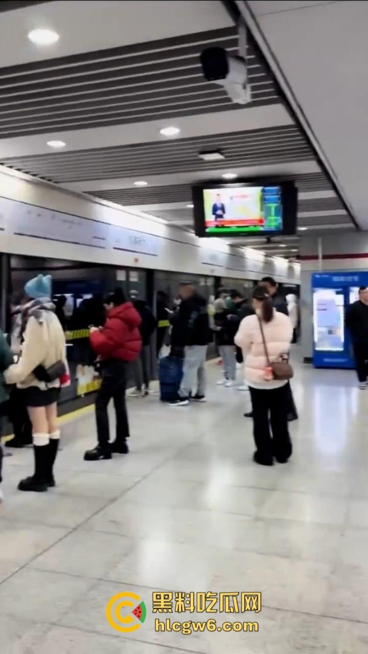 一生捅的最大的篓子!上海地铁1被工地上塔吊侵线砸停 工地项目负责人面临数亿赔偿 天塌了!-11