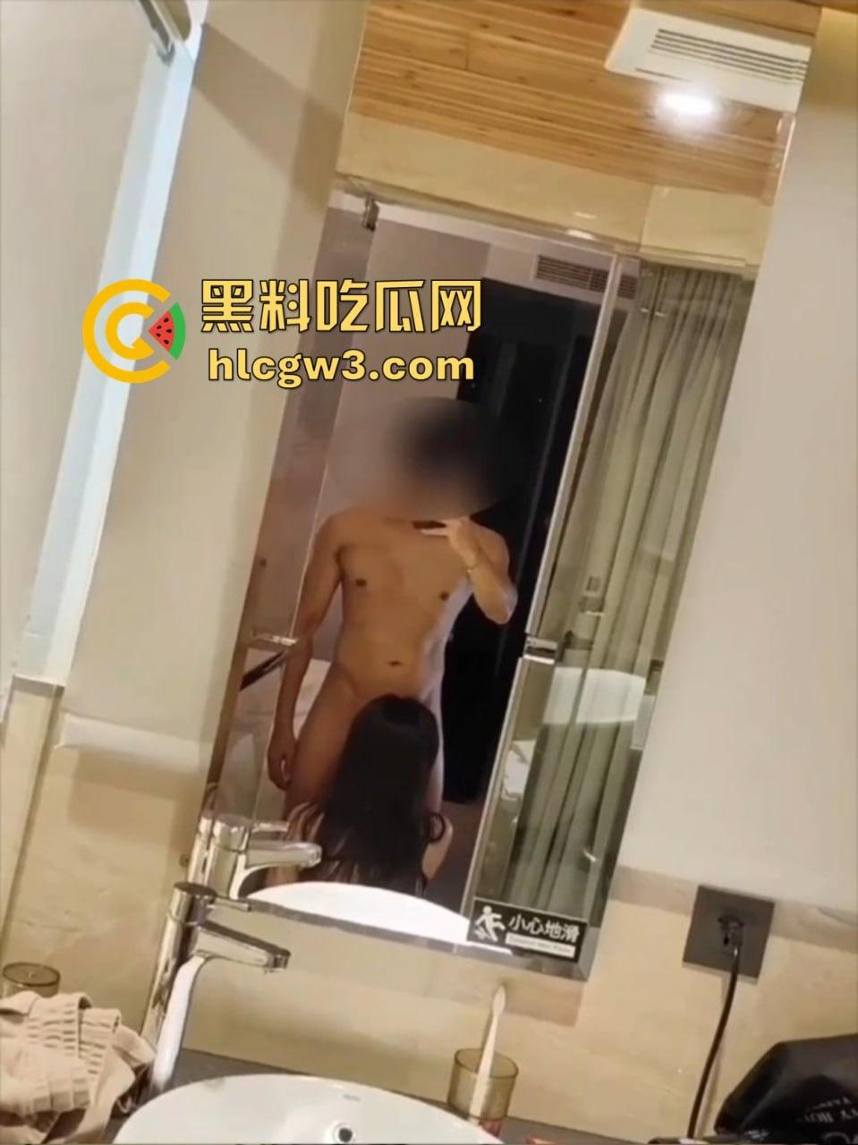 美团外卖媛『宋小牛』竟靠直播卖淫逆天翻身，三年使用权被豪横金主重金拿下，浴室爆操视频辣眼全网疯传！-13