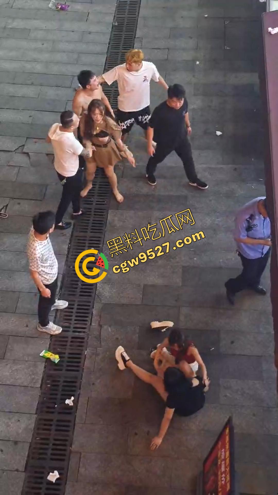 成都酒吧门口两女子街头打架视频流出！大奶美女打的奶子都蹦出来，酒吧门口荷尔蒙狂飙-2