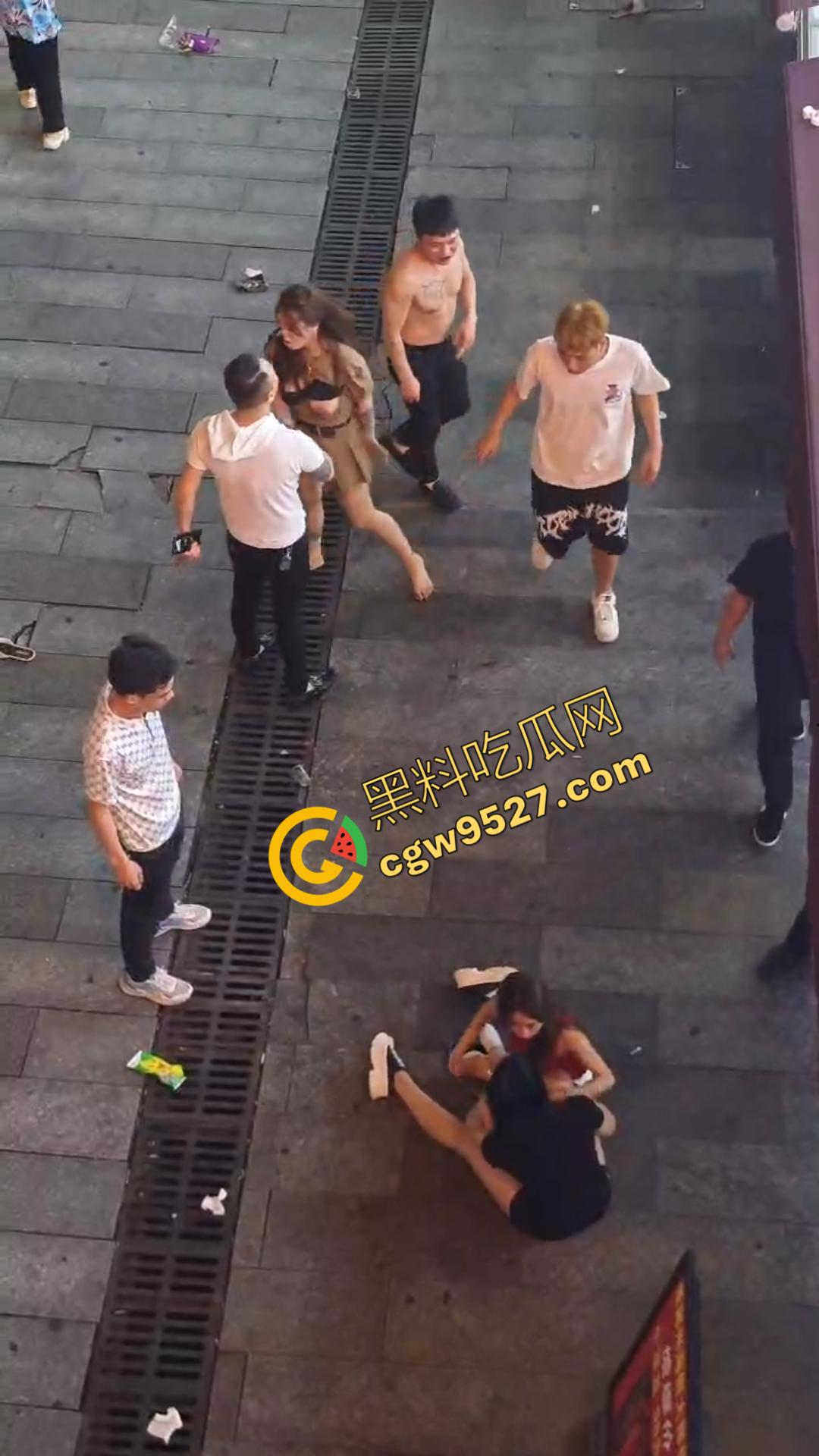 成都酒吧门口两女子街头打架视频流出！大奶美女打的奶子都蹦出来，酒吧门口荷尔蒙狂飙-4