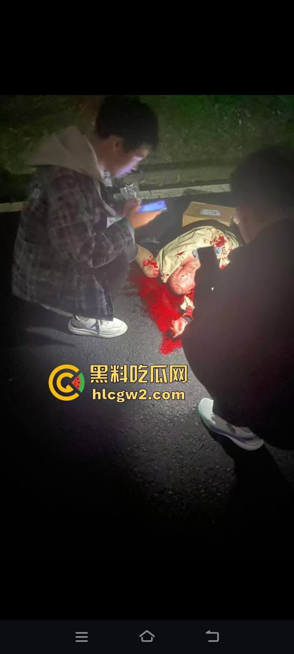 毕业证拿不到，实习费嫌少？21岁小伙持刀回母校发疯，无锡宜兴工艺学院8死17伤，一路无差别捅女生！-44